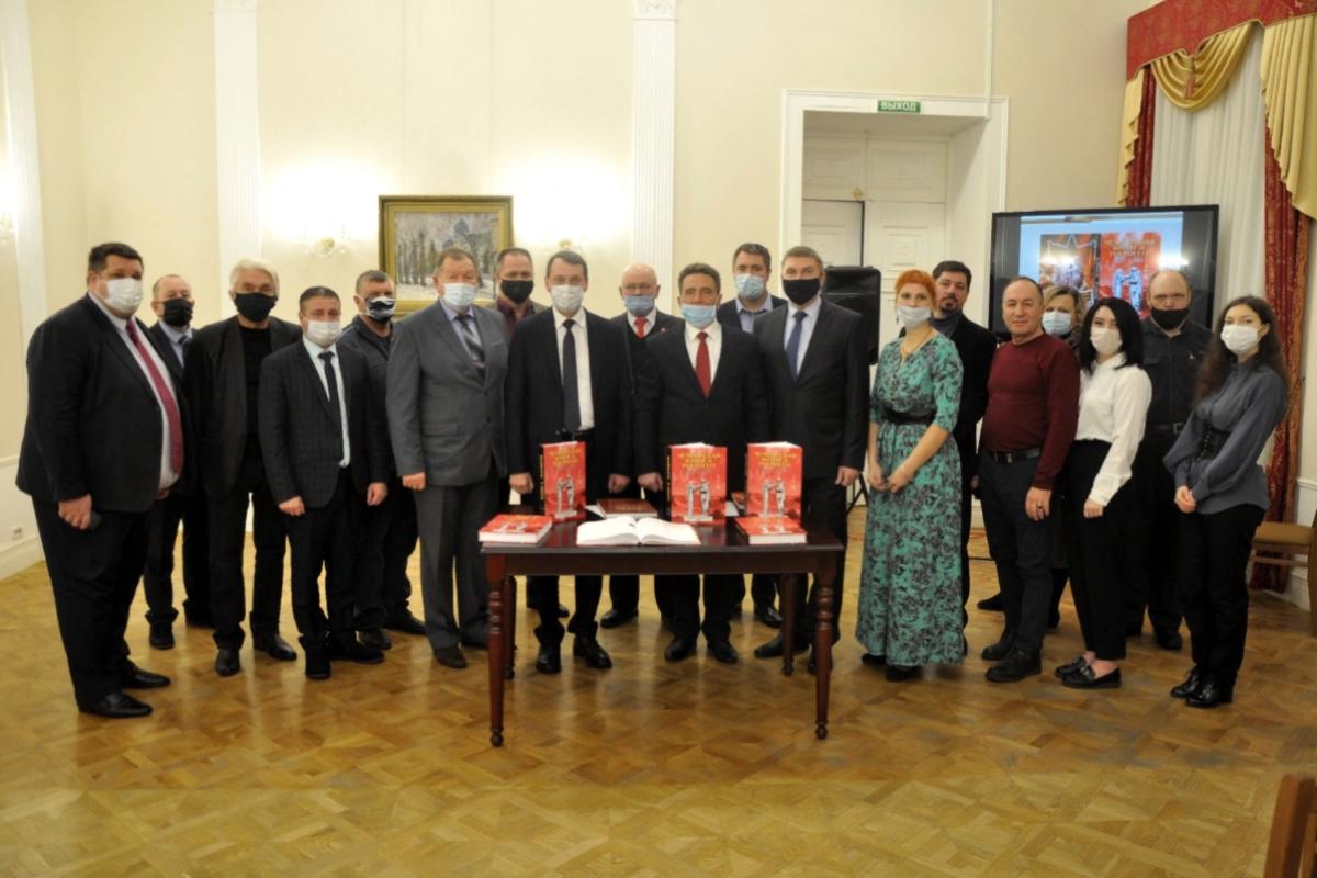 Governor's House Hosts Presentation of Chembar Book of Memory