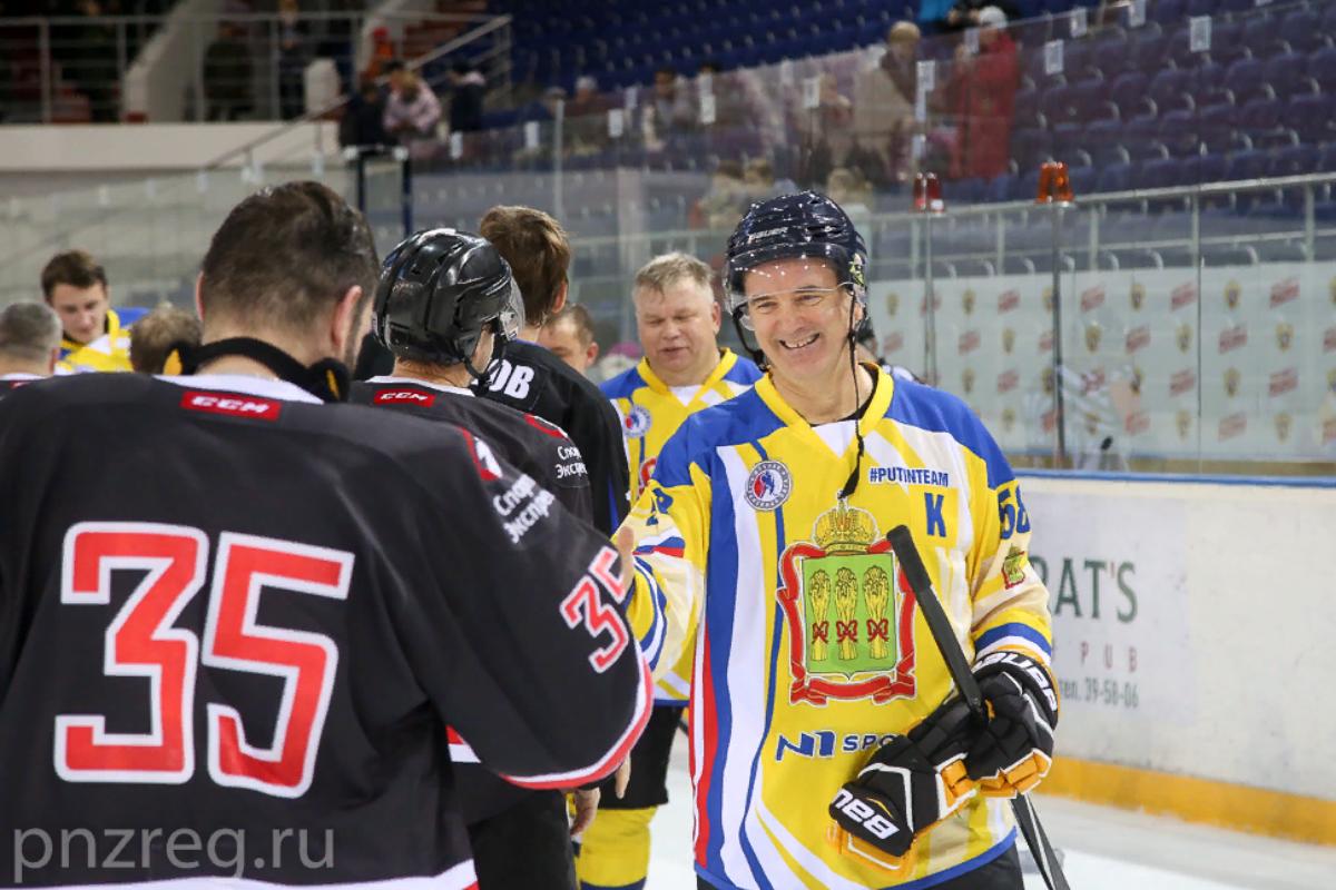 Penza government and Russian journalists in a friendly ice hockey match