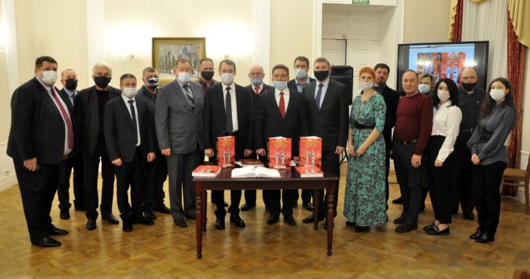 Governor's House Hosts Presentation of Chembar Book of Memory